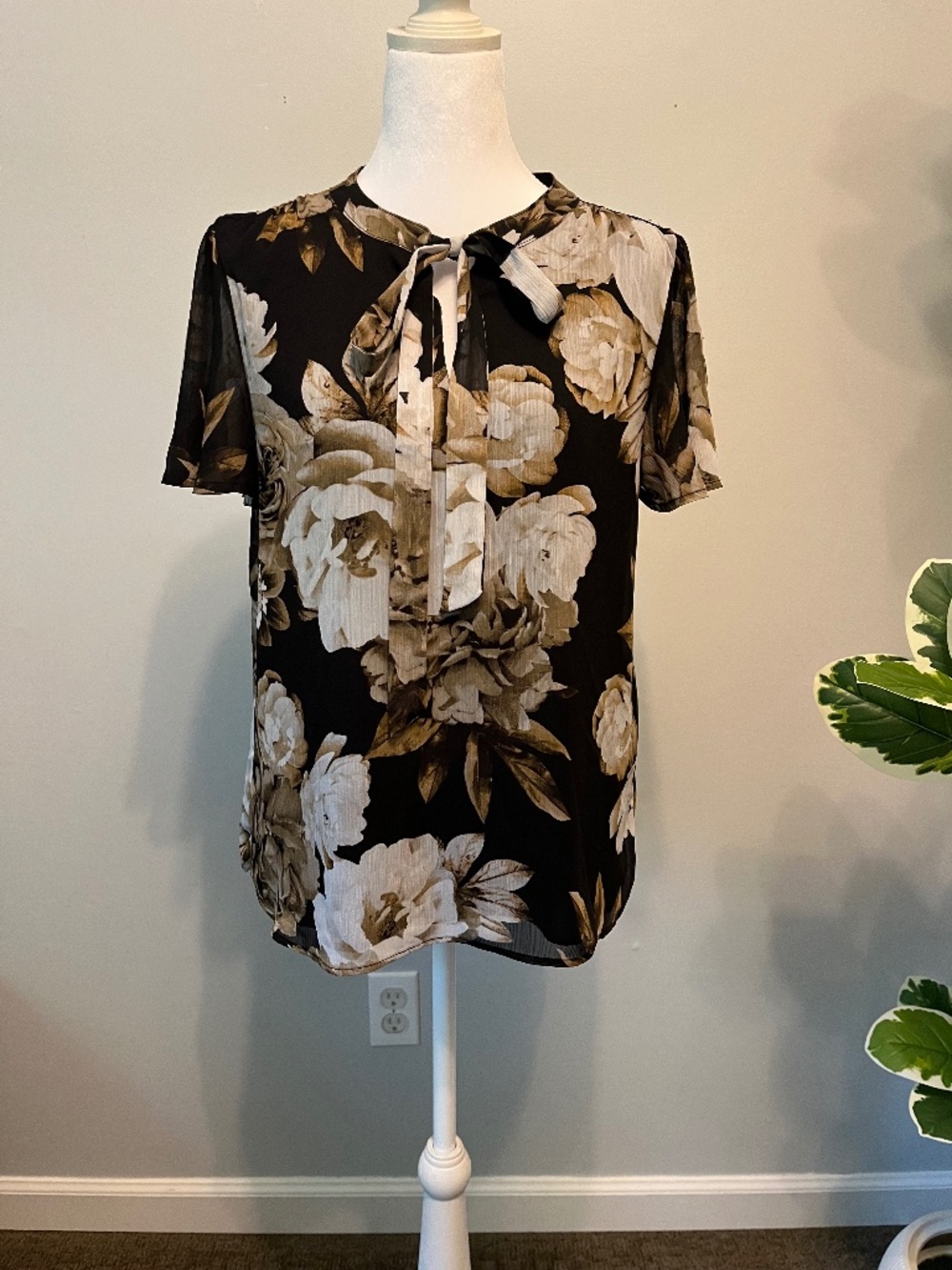 Calvin Klein Black Floral Blouse Sz Medium Sheer Short Sleeve Top
